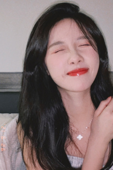 他把手探进我的衣服下摆