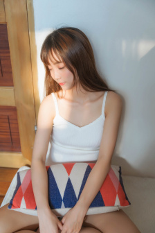 年轻的女孩在办公室推荐香水